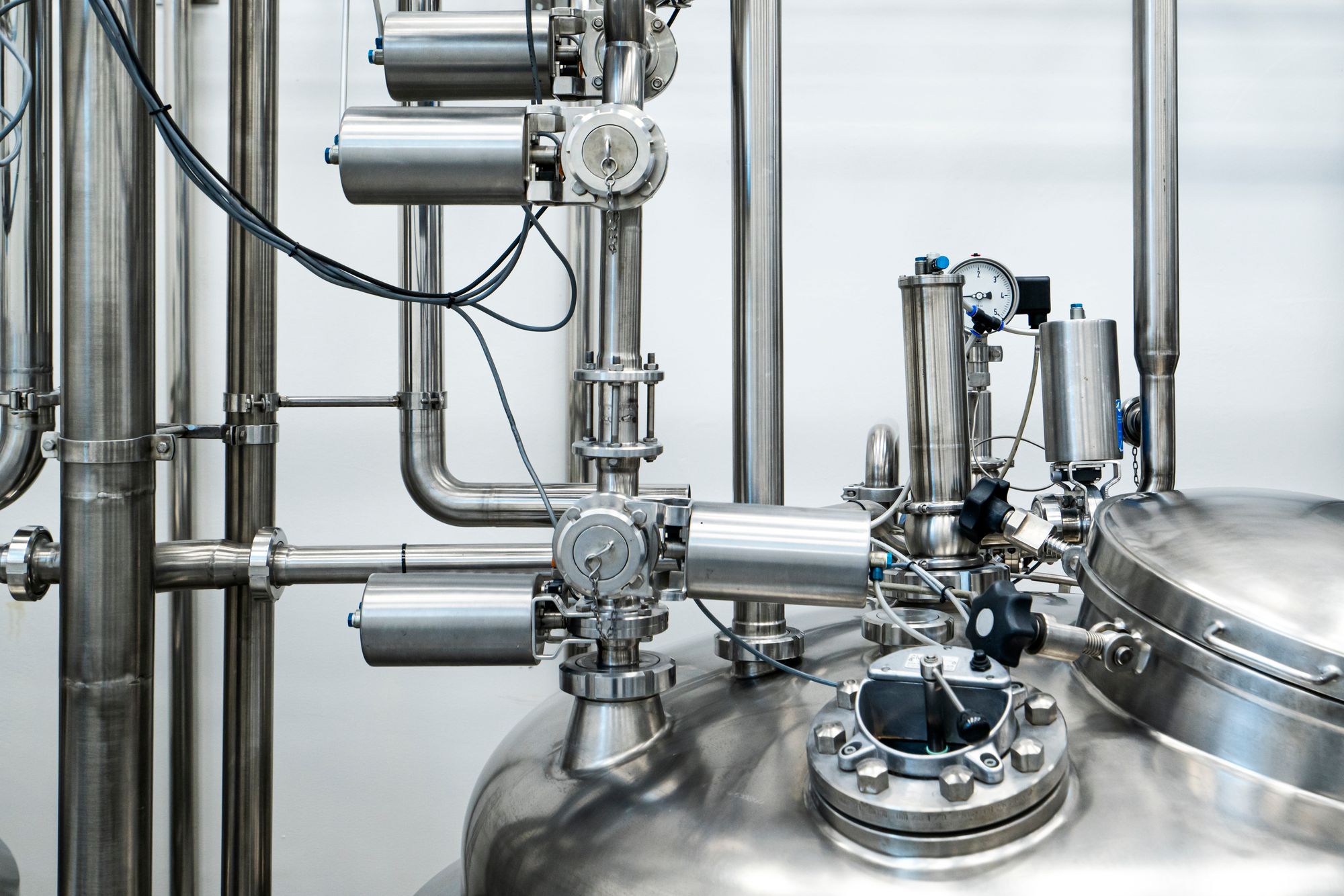 Hygienic process vessel with automated valves, sanitary piping and instrumentation